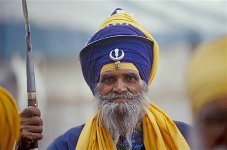 Sikhové nosí od útlého vku turban, do nho si balí své nestihané vlasy.