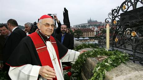 Oslavy 280. vro svatoeen Jana Nepomuckho pokraovaly procesm, v jeho ele doel kardinl Miloslav Vlk na Karlv most. (15. 5. 2009)