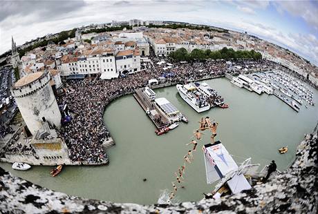 Michal Navrtil, jedin ech v srii Red Bull Cliff Diving Series, pi skoku z ve Saint Nicolas v La Rochelle ve Francii.