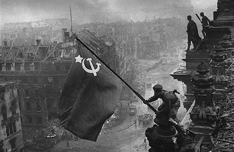 Jevgenij Chaldj: Sovtsk vojk umsuje v poslednch dnech 2. svtov vlky rudou vlajku na stechu skho snmu v Berln. 