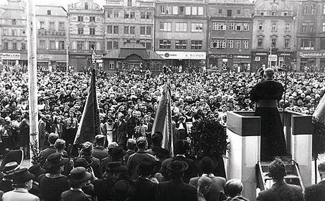 Kardinl Josef Beran v Plzni. Zaplnn nmst pivtalo rodka Josefa Berana pi jeho prvn nvtv ve funkci arcibiskupa. 