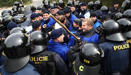 Cvien policie na zsah proti extremistm na letiti v Hradanech na eskolipsku (14.5. 2009)