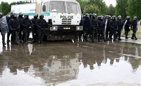 Cvien policie na zsah proti extremistm na letiti v Hradanech na eskolipsku (14.5. 2009)
