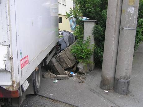 Nehoda v Plzni Lochotn, pi n dodvka srazila nachodnku korek s batoletem (15.5.2009)