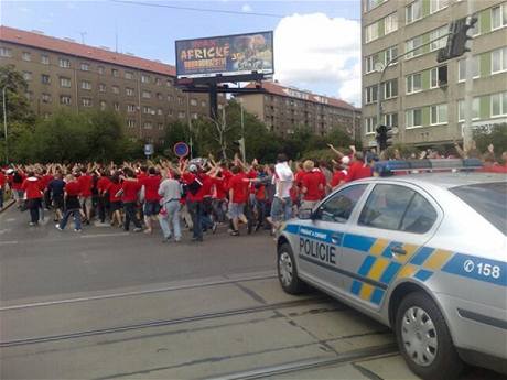 Policie doprovz fanouky Slavie z Edenu na stadion Viktorie ikov