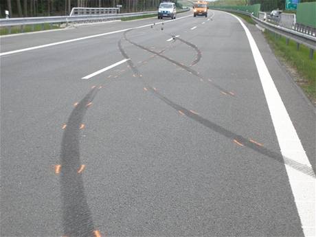 Stopy po nehod pvsu s komi po nehod na 77,5 kilometru dlnice D11 (16.5.2009)