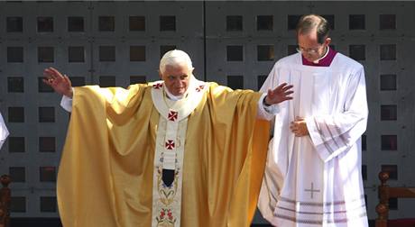 Pape Benedikt XVI. pi mi v Betlm (13. kvtna 2009)