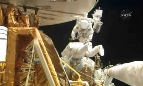 Astronauti Michael T. Good (nahoe) a Michael J. Massimino ve volnm prostoru