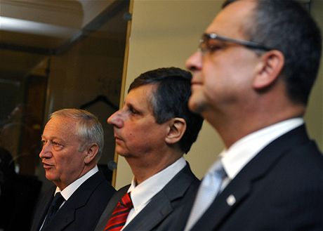 Ministr financí Eduard Janota (vlevo) pebírá úad od svého pedchdce Miroslava Kalouska (vpravo) za asistence premiéra Jana Fischera (11. kvtna 2009)