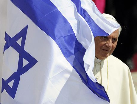 Pape Benedikt XVI. na letiti v Tel Avivu po pletu na nvtvu Izraele (11. kvtna 2009)