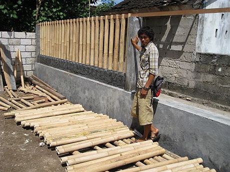 Vstavba elv stanice, na n se podlej ei, v indonsk vesnici Toyapakeh