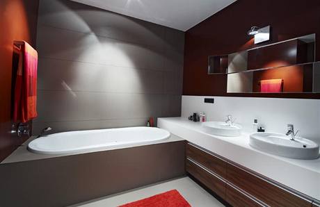 Dtsk koupelna m obloen a dlabu z 3 mm silnch rozezanch keramickch desek (formt 3 x 1 m)