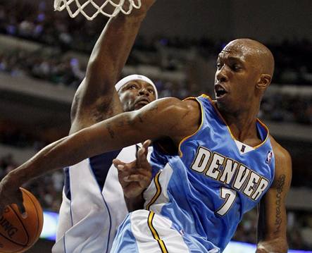 Dallas - Denver: Chauncey Billups (vpravo) pihrává pes Erika Dampiera