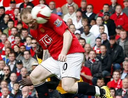 Manchester United - Arsenal: Domc tonk Wayne Rooney (v ervenm) pedskoil Bacaryho Songu