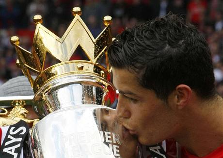 Cristiano Ronaldo z Manchesteru United slav s trofej pro vtze Premier League