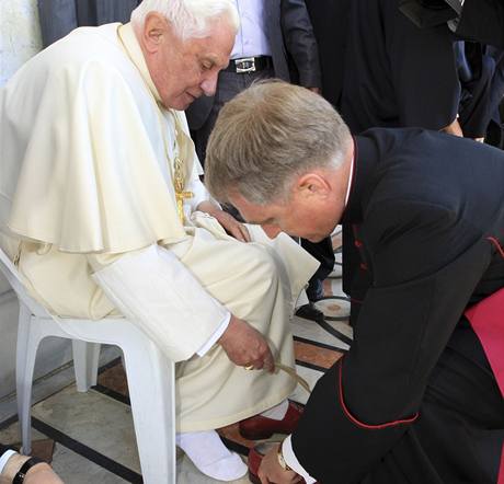 Pape Benedikt XVI. si ped vstupem do meity Al-Aks zul boty (12. kvtna 2009)
