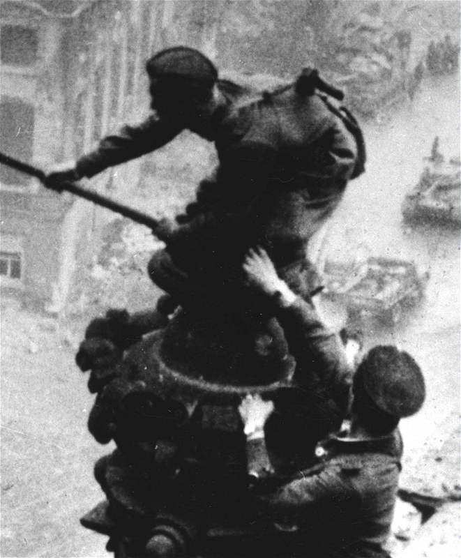 Jevgenij Chaldj: Sovtský voják umísuje v posledních dnech 2. svtové války rudou vlajku na stechu íského snmu v Berlín. Detail.
