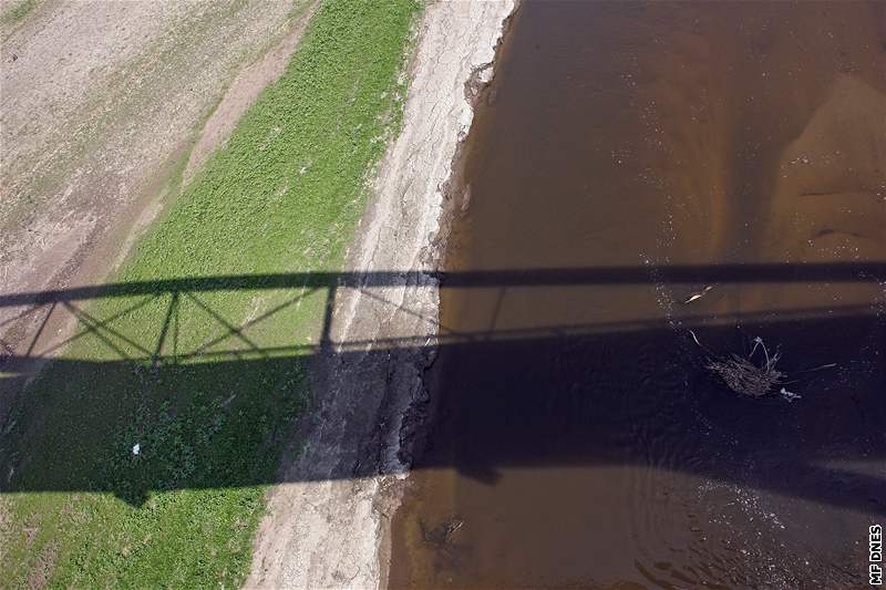 Obnaené dno Brnnské pehrady - stín lávky pod hradem Veveí