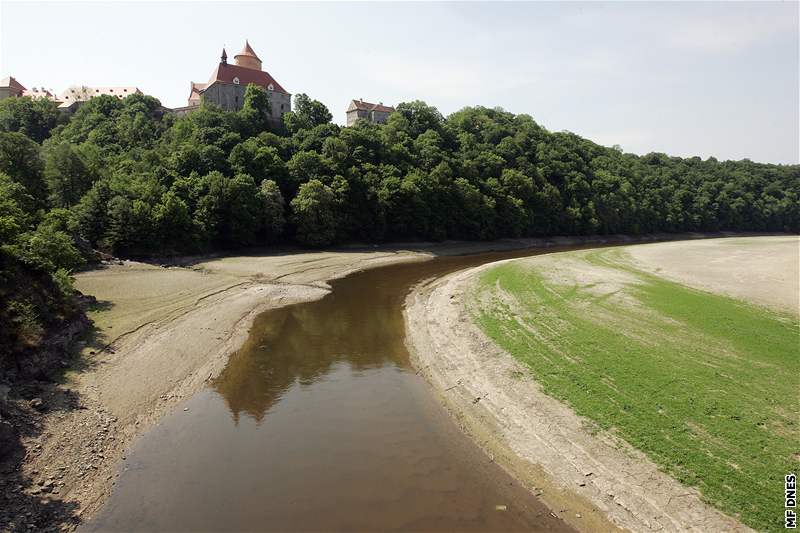 Obnaené dno Brnnské pehrady - hrad Veveí