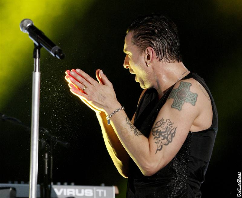 Depeche Mode nabídli fanoukm zahívací koncert k aktuálnímu turné v Lucemburku, jen o nkolik dní díve dokonce kvli vystoupení zaveli hollywoodský bulvár. Do Prahy dorazí 25. ervna.