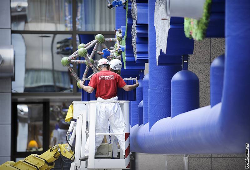 Dlníci odstraují plastiku Entropa z budovy Rady EU v Bruselu (11. kvtna 2009)