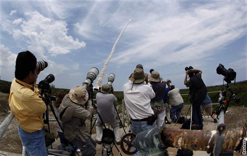 Americký raketoplán Atlantis odstartoval krátce po 20:00 SEL  (11.5.2009)