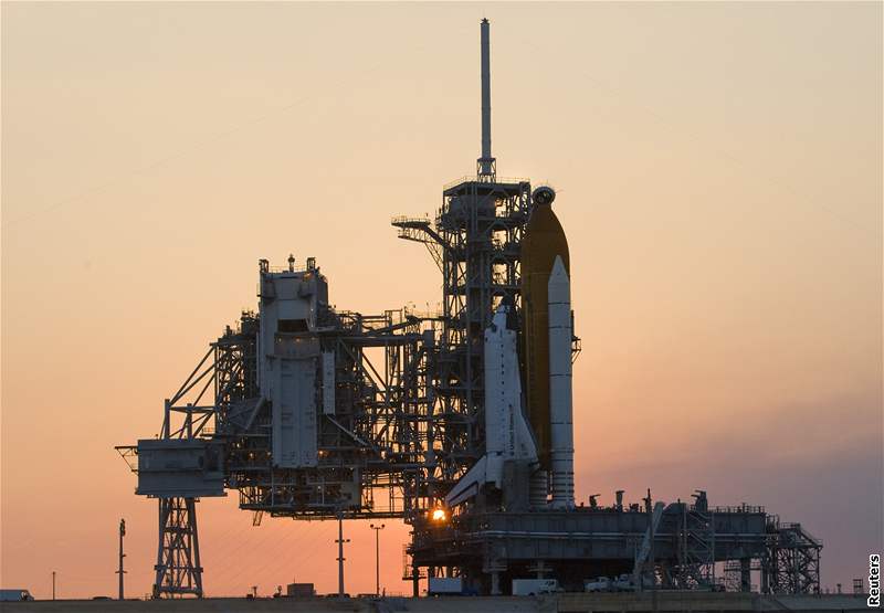 Atlantis stál od rána ve floridském Kennedyho vesmírném centru a NASA do nj postupn erpala 1,9 milion litr paliva  (11.5.2009)