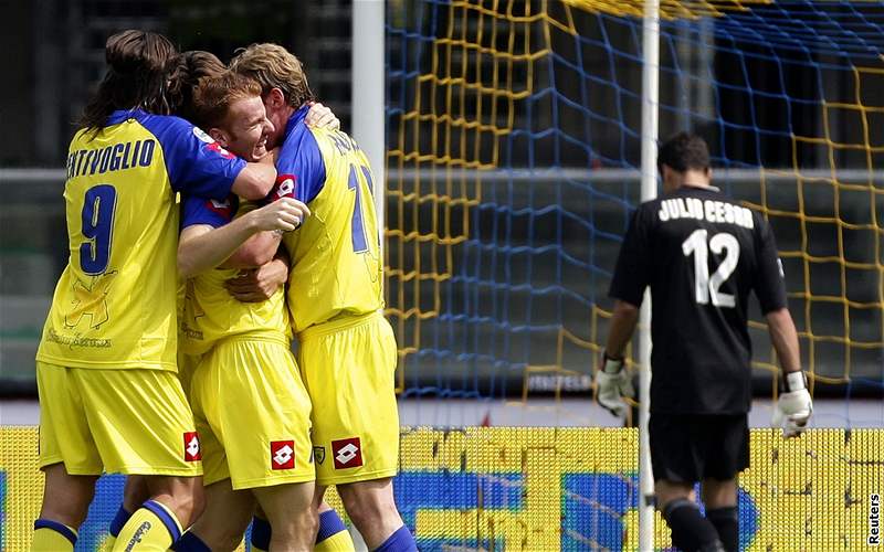 Chievo - Inter Milán: radost domácího stelce Micheleho Marcoliniho (uprosted klubka spoluhrá)