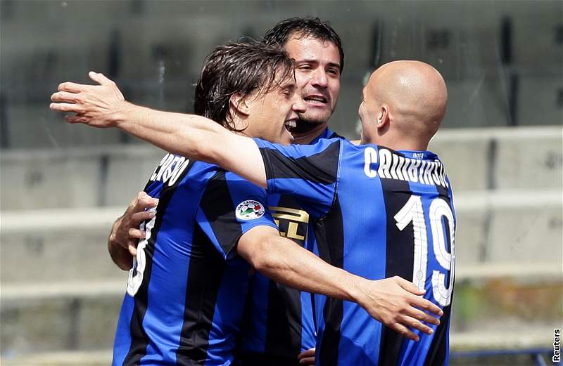Chievo - Inter Milán: radost hostujících Crespa, Stankovie a Cambiassa (zleva)