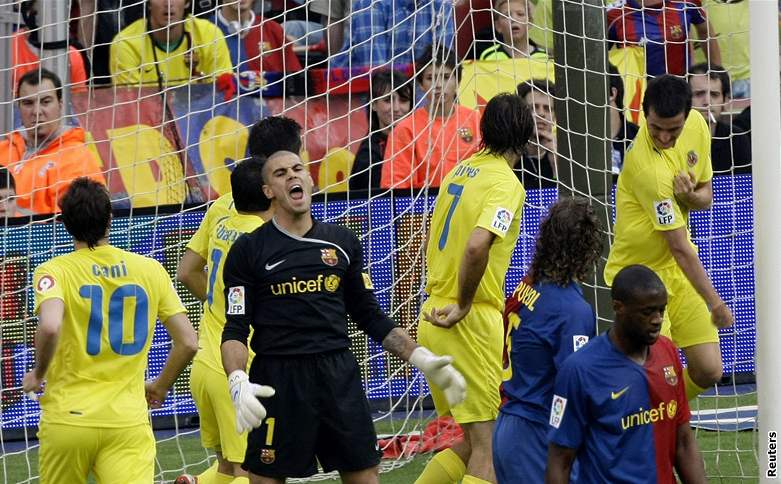 Barcelona - Villarreal: domácí branká Victor Valdes (v erném)