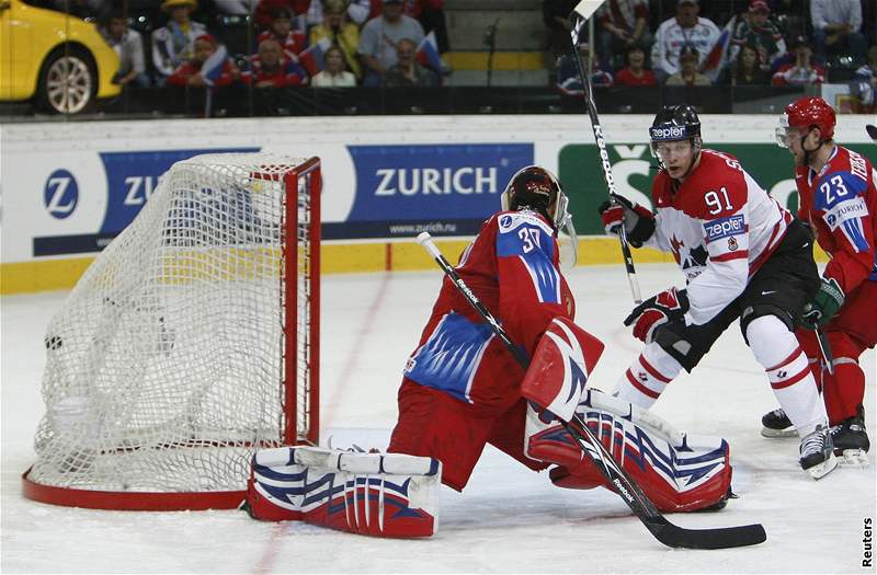 Rusko - Kanada: branká Ilja Bryzgalov inkasuje z hole Jasona Spezzy (91)