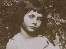Alice Liddellov. Pedobraz Carrollovy Alenky jak ji autor Lewis Carroll sm vyfotil v roce 1858