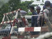 Soudn budovu v Rangnu obklopily policejn ztarasy