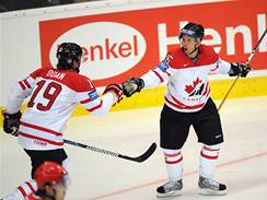 Martin St. Louis (vpravo) a Shane Doan. Martin St. Louis (vpravo) a Shane Doan.