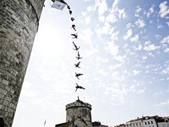 Michal Navrtil, jedin ech v srii Red Bull Cliff Diving Series, pi skoku ve Francii.