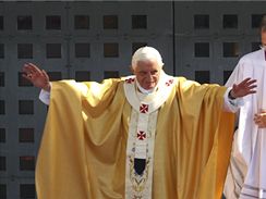 Pape Benedikt XVI. pi mi v Betlm (13. kvtna 2009)