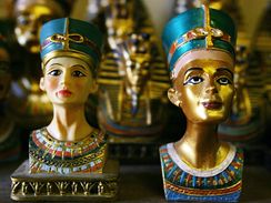 Upomnkov pedmty ve tvaru busty egyptsk krlovny Nefertiti