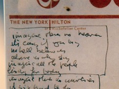 Z vstavy John Lennon: Newyorsk roky - kapesnk z hotelu Hilton s textem psn Imagine