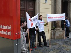 Demonstrace ped Magistrtem msta Brna a na zasedn zastupitelstva na tma uvn a odstrann komunistickch symbol