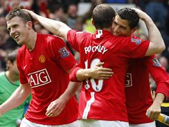Manchester United - Arsenal: (zleva) domc Michael Carrick, Wayne Rooney a Cristiano Ronaldo se raduj z anglickho titulu