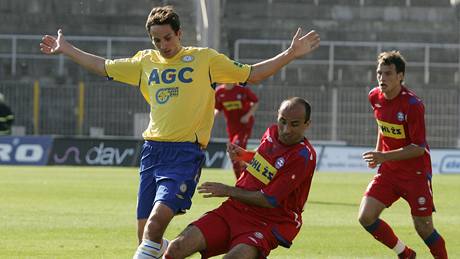 Brno - Teplice,  domácí Polách (vpravo) v souboji s Merziem. 