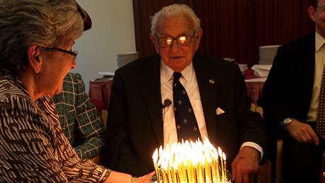 Sir Nichalos Winton na eské ambasád v Londýn pi oslav svých 100. narozenin, na kterou dorazily i "jeho" dti. (16.5. 2009)