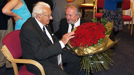 Sir Nichalos Winton na eské ambasád v Londýn pi oslav svých 100. narozenin, na kterou dorazily i "jeho" dti. (16.5. 2009)