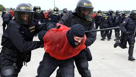 SSD chce zaloit celostátní policejní útvar lovc extremist. Na fotografii policisté nacviují zásah proti neonacistm.