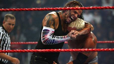 Takhle Jeff Hardy drtil Mr. Kennedyho