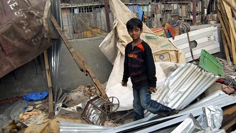 Azharuddín Muhammad Ismáíl v troskách svého obydlí v bombajském slumu (14. kvtna 2009)
