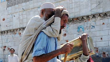 Pákistánci vyuívají nkolikahodinového pímí a opoutjí údolí Svát (15. kvtna 2009)