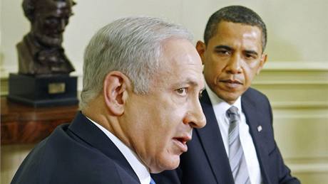 Barack Obama s Benjaminem Netanjahuem v Oválné pracovn Bílého domu ve Washingtonu (18. kvtna 2009)