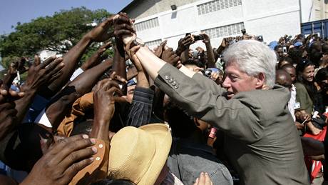 Bill Clinton na beznové návtv Haiti se zdraví s místními (10. bezna 2009)
