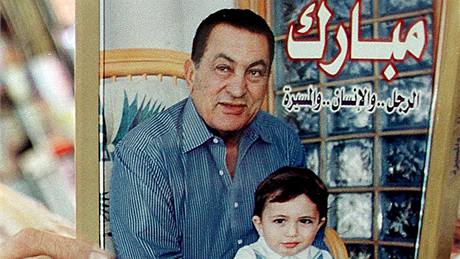 Na snímku je egyptský prezident Husní Mubarak se svým vnukem Muhammedem v roce 1999.